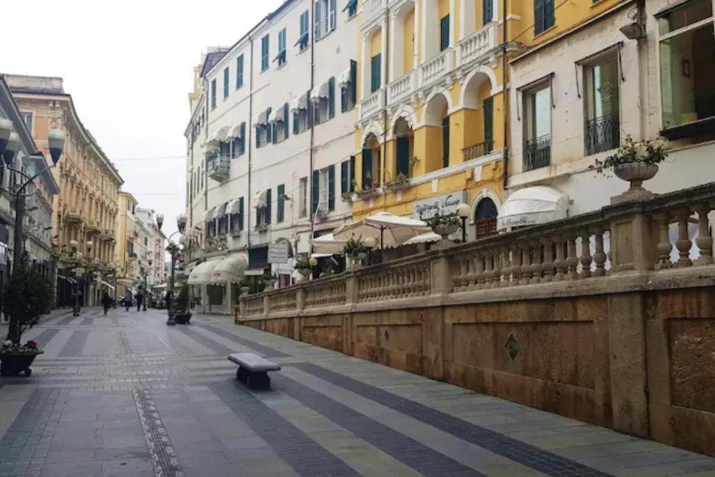 Casa Rosa Lucia Centrale Con Parcheggio Sanremo Luaran gambar