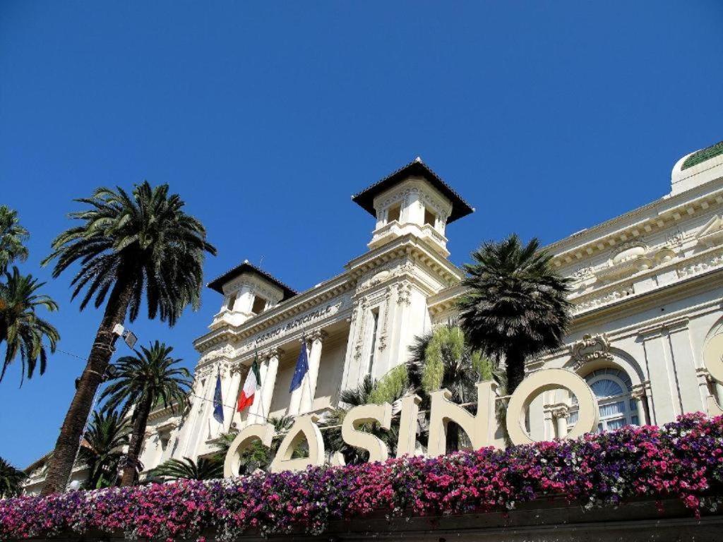 Casa Rosa Lucia Centrale Con Parcheggio Sanremo Luaran gambar