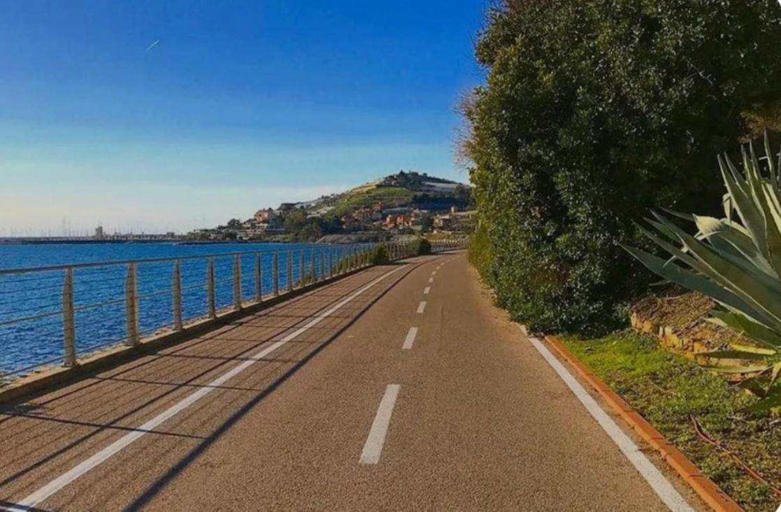 Casa Rosa Lucia Centrale Con Parcheggio Sanremo Luaran gambar
